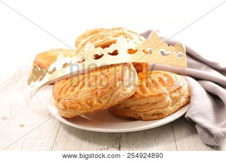 epiphany cake and crown