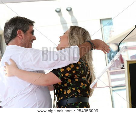 LOS ANGELES - AUG 22:  Simon Cowell, Kelly Clarkson at the Simon Cowell Star Ceremony on the Hollywood Walk of Fame on August 22, 2018 in Los Angeles, CA