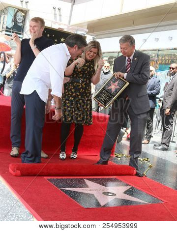 LOS ANGELES - AUG 22:  Rob Stringer, Simon Cowell, Kelly Carkson, Leron Gubler at the Simon Cowell Star Ceremony on the Hollywood Walk of Fame on August 22, 2018 in Los Angeles, CA