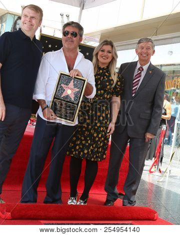 LOS ANGELES - AUG 22:  Rob Stringer, Simon Cowell, Kelly Carkson, Leron Gubler at the Simon Cowell Star Ceremony on the Hollywood Walk of Fame on August 22, 2018 in Los Angeles, CA