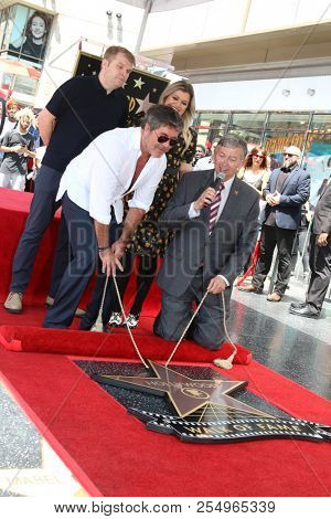 LOS ANGELES - AUG 22:  Rob Stringer, Simon Cowell, Kelly Carkson, Leron Gubler at the Simon Cowell Star Ceremony on the Hollywood Walk of Fame on August 22, 2018 in Los Angeles, CA