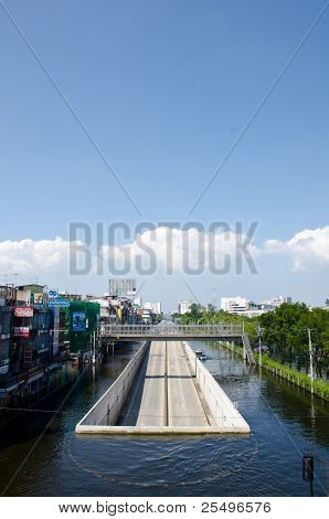 Een tunnel droogt en overleeft uit de overstroomd