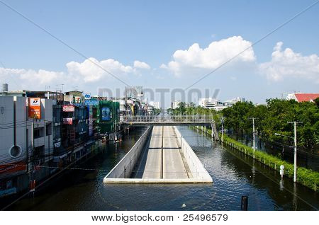 Een tunnel droogt en overleeft uit de overstroomd