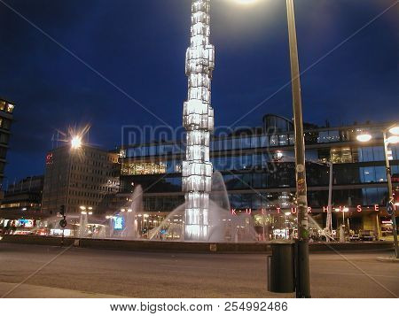 Stockholm, Sweden - Circa August 2005: Sergels Torg Square And Fountain In Front Of The Kulturhuset 