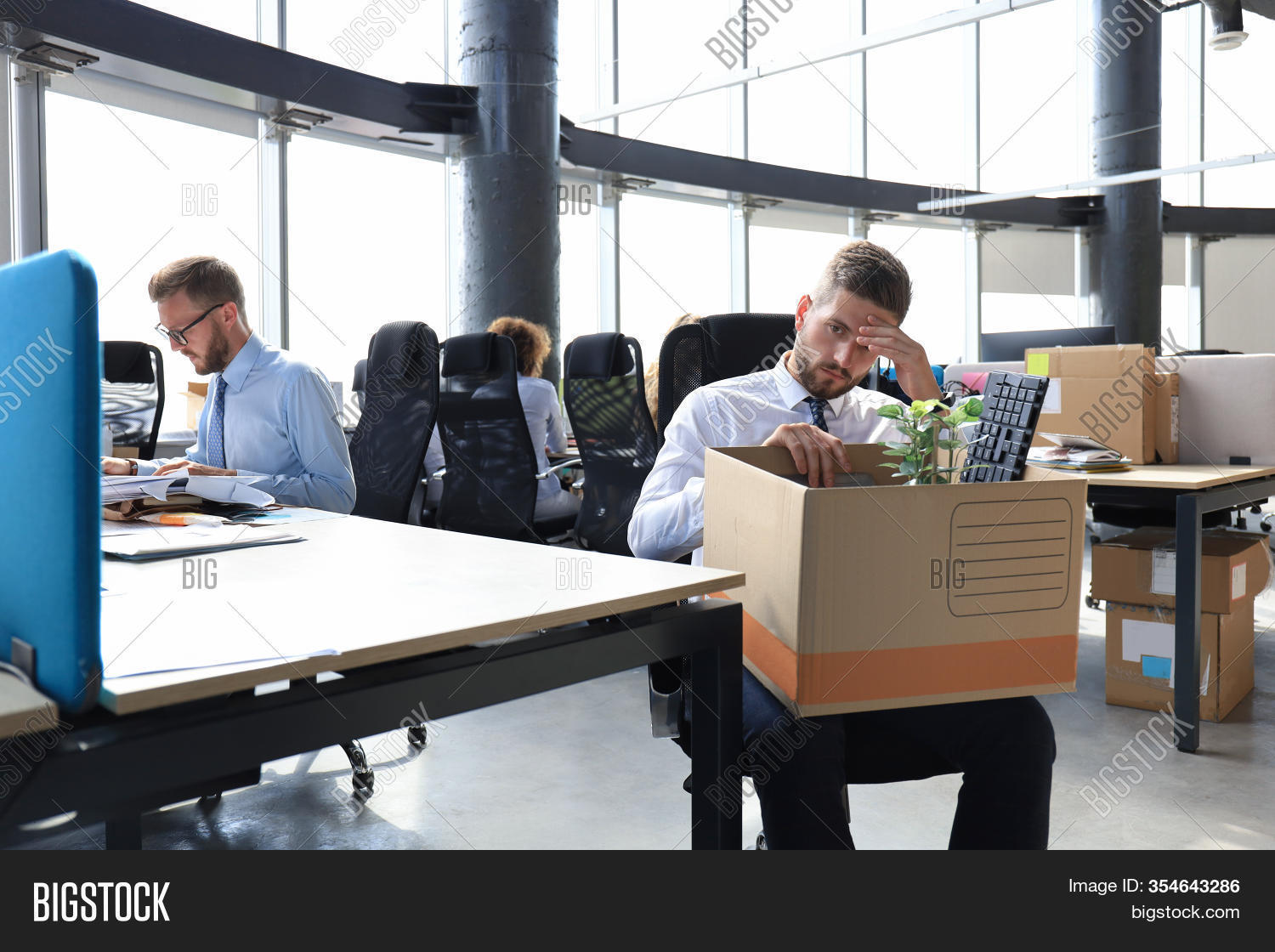 забирают с рабочих мест. работник офиса. забирают с рабочих мест. сотрудник за компьютером. забирают с рабочих мест.