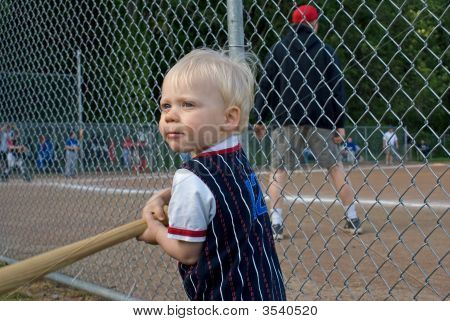 想要玩棒球的蹒跚学步