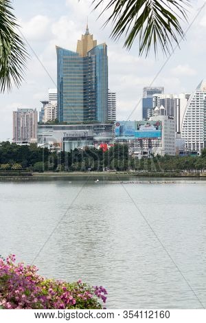 Bangkok, Thailand-sep 23rd September 2012: The Terminal 21 Shopping Mall And Centrepoint Hotel Viewe