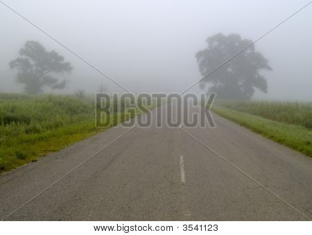Landschaft mit matutinal Nebel auf Road, Russland