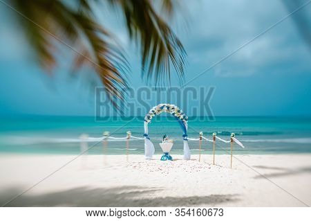 Wedding Arch On The Beach, Artistic Blur, Lensbaby