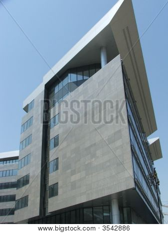 Moderni rakennus