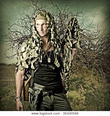 Militære camouflerede mand med automatisk