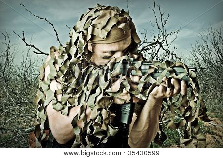 Militære camouflerede mand med automatisk