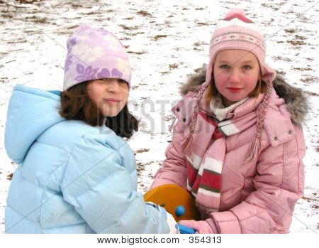 I bambini giocano d'inverno