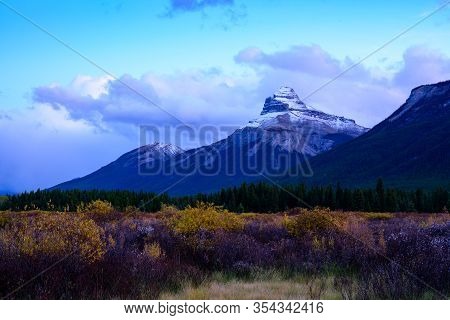 Pilot Mountain Banff, Alberta Kanada Travel Destination