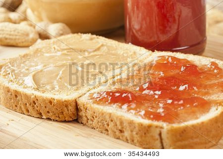hausgemachte Erdnussbutter und Gelee sandwich
