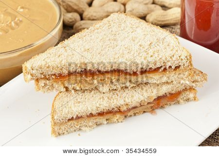 hausgemachte Erdnussbutter und Gelee sandwich