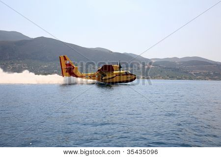 ZAKYNTHOS, Grécia - 1 de agosto: Canadair CL-415 ou Bombardier 415, aproximando-se do mar para tomar água durante