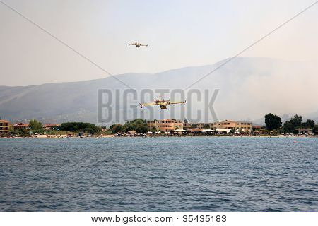 ZAKYNTHOS, Grécia - 1 de agosto: Canadair CL-415 ou Bombardier 415, aproximando-se do mar para tomar água durante