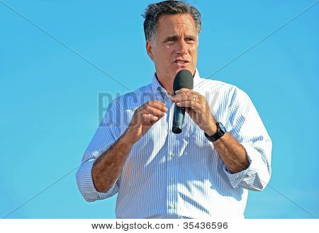 Mitt Romney dando un discurso