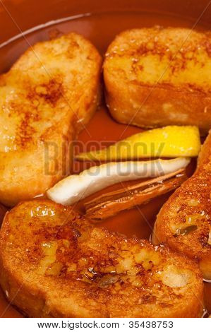 Closeup di Torrijas In vino bianco