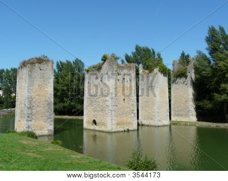 Lussac 레 샤토에서 다리 남아