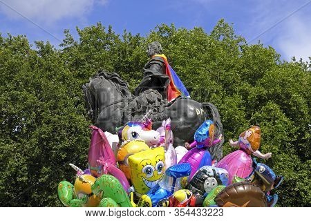 Bristol, Uk- July 9, 2017: A Balloon Seller Walks Past An 18th-century Statue Of William Iii In Quee