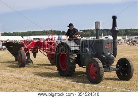 Auning, Denmark - 26 Maj 2018: Old Estrup Agricultural Market, Old Veteran Tractor