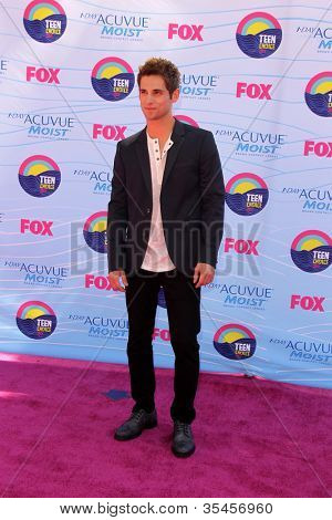 LOS ANGELES - JUL 22: Jean-Luc Bilodeau anländer till 2012 Teen Choice Awards på Gibson Ampitheat