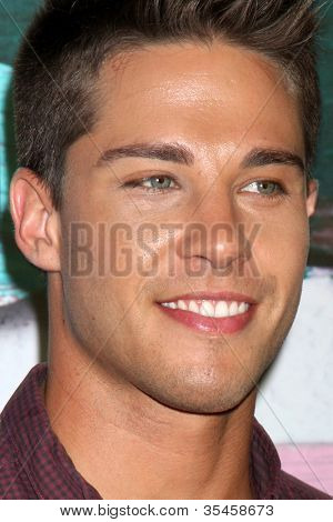 LOS ANGELES - JUL 23: Dean Geyer přijíždí z večírku FOX TCA léto 2012 v Soho House v červenci 23,