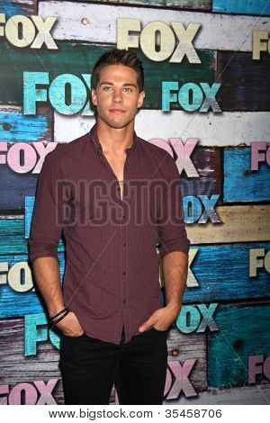 LOS ANGELES - JUL 23: Dean Geyer přijíždí z večírku FOX TCA léto 2012 v Soho House v červenci 23,