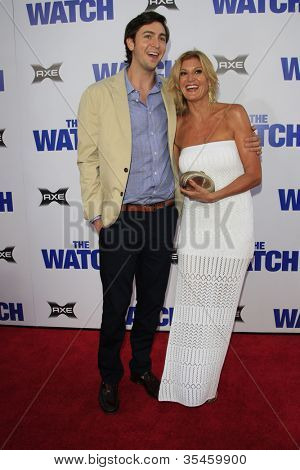 LOS ANGELES - JUL 23: Nicholas Braun, matka Elizabeth Lyle na premiéře filmu 