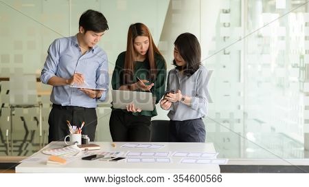 Business Team Briefed The Concepts Before The Meeting With Customers At The Modern Office Equipped W