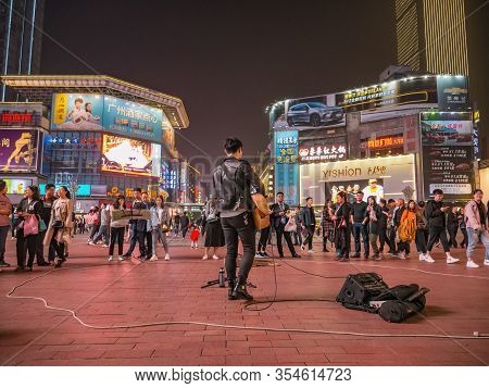 Changsha/china-17 October 2018:unacquainted Street Performers Singing At Huangxing Walking Street In