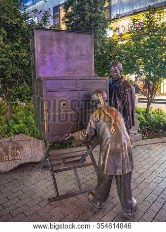 Changsha/china-17 October 2018:chinese People Statue On Huangxing Walking Street In Changsha City Ch
