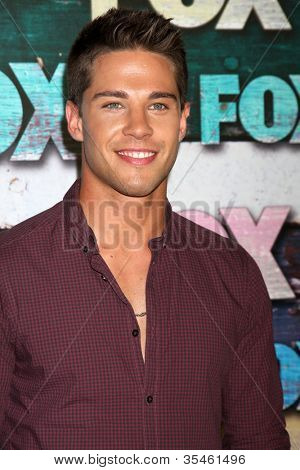 LOS ANGELES - JUL 23: Dean Geyer přijíždí z večírku FOX TCA léto 2012 v Soho House v červenci 23,