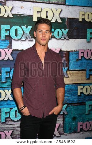 LOS ANGELES - JUL 23: Dean Geyer přijíždí z večírku FOX TCA léto 2012 v Soho House v červenci 23,