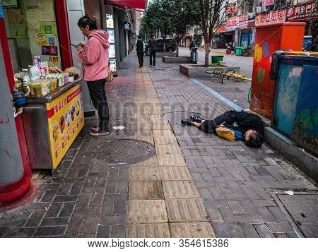Changsha/china-18 October 2018:unacquainted  Drunken Sleeping On Street In The Morning At Changsha C