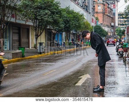 Changsha/china-18 October 2018:unacquainted People Or Tourist Walking On Street In The Morning At Ch