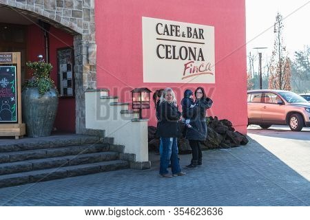 Essen Steele, Nrw, Germany - November 27, 2015:
A Group Of Women In Front Of The Entrance Of Finca &