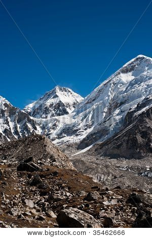 Picos perto de Gorak Shep no Himalaia
