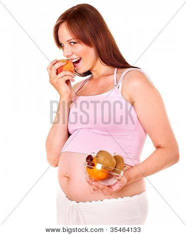 Donna incinta mangiando frutta. Isolato.