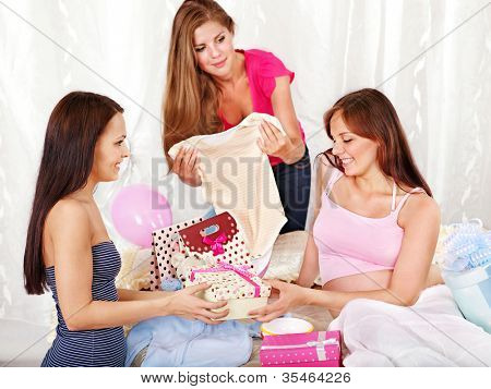 Donna incinta al baby shower.