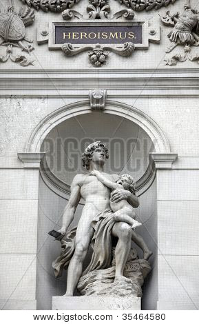 Burgtheater, Vienna, statua dimostra un'allegoria dell'eroismo