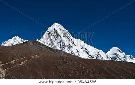 Pumori 和 Kala Patthar 山在喜马拉雅山