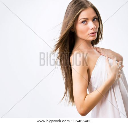 Bella donna semi-vestita con magnifici capelli