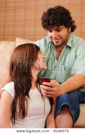 Pareja joven en sofá