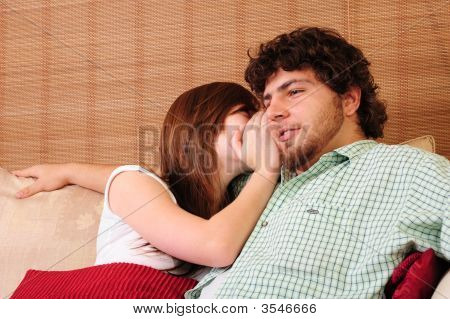 Pareja joven en sofá