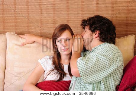 Pareja joven en sofá