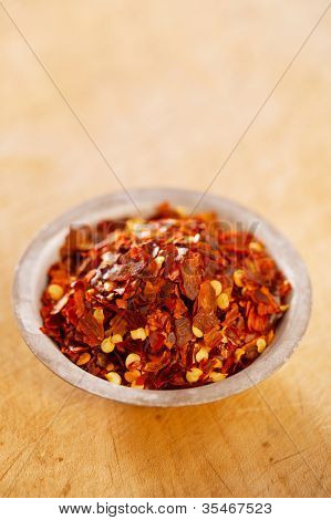 Hot pepper Red Chilli chiles machacados en lata tazón de madera