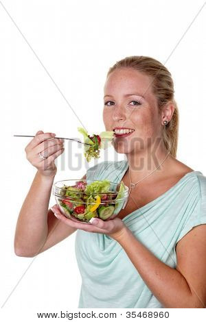 eine junge Frau, einen frischen Salat zu Mittag essen. gesunde Ernährung mit Vitaminen.